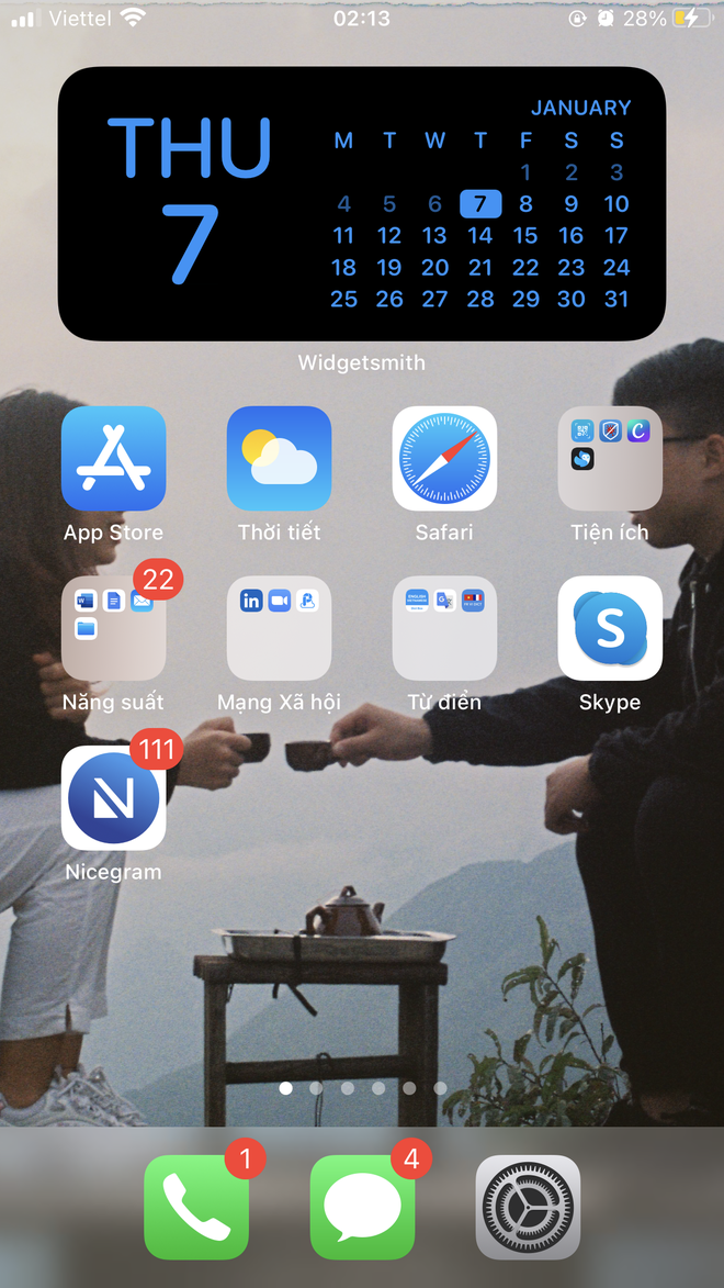 Màn hình thường và màn hình sau khi áp bộ lọc theo phong cách đen trắng