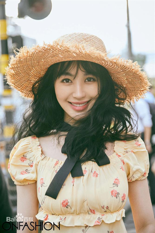 Nhan sắc và body gợi cảm của người đẹp họ Lý