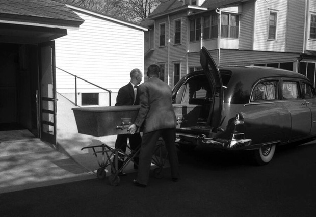 Thi hài của Albert Einstein được đưa lên xe bên ngoài nhà tang lễ (Ảnh: alph Morse/The LIFE Picture Collection/Getty Images)