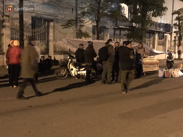 Người thân nạn nhân túc trực tại hiện trường xảy ra vụ việc để chờ đưa thi thể nạn nhân về an táng