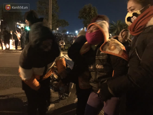 Mẹ nạn nhân và người thân khóc ngất tại hiện trường vì quá đau đớn