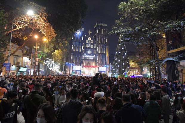 Trái với không khí ảm đạm tại nhiều quốc gia, Việt Nam đón Giáng sinh vô cùng náo nhiệt giữa dịch Covid-19