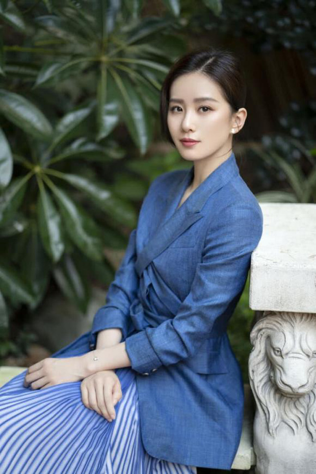 Nét đẹp của bà xã Ngô Kỳ Long được đánh giá rất đậm chất phương Đông, hài hoà và cô điển. Lưu Thi Thi gây ấn tượng bởi khí chất trang nhã, duyên dáng và dịu dàng rất nữ tính