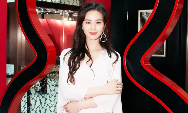 Nhìn lại những hình ảnh trong quá khứ, có thể thấy, cô nàng sở hữu visual vượt trội ngay từ trước khi bước chân vào làng giải trí, nhan sắc không hề trải qua bất cứ cuộc phẫu thuật thẩm mỹ nào. Lưu Thi Thi cũng là mỹ nhân hiếm hoi không vướng phải tin đồn 