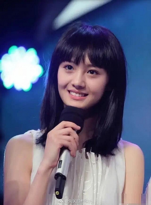 Trịnh Sảng từng được đánh giá rất cao bởi nhan sắc thanh tú, trong sáng thuở cô nàng mới tham gia Cùng Ngắm Mưa Sao Băng. Vậy nhưng, vì muốn hoàn hảo hơn, nữ diễn viên sẵn sàng phẫu thuật thẩm mỹ, chỉnh sửa một vài bộ phận, để rồi, kể từ đó visual bị ảnh hưởng