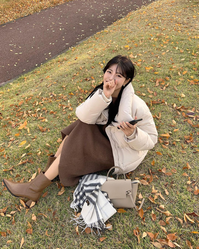 Bạn mix áo phao với chân váy len + boots tông màu trà sữa như thế này thì trông tây và tinh tế phải biết, diện đi làm là chuẩn không cần chỉnh.