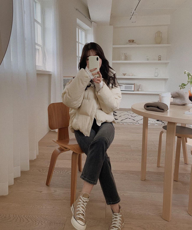 Mix áo phao trắng dáng ngắn với quần jeans đen, ống đứng, kết lại với đôi sneaker màu nhã nhặn là một ý tưởng đơn giản nhưng luôn đẹp mắt, sành điệu.