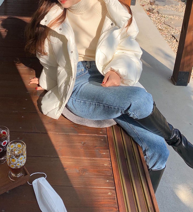 Kết hợp áo phao trắng với một chiếc áo len tông trắng kem bên trong, mix cùng quần jeans và boots cao cổ, bạn sẽ có được tổng thể trang phục rất trẻ trung và chẳng kém phần 