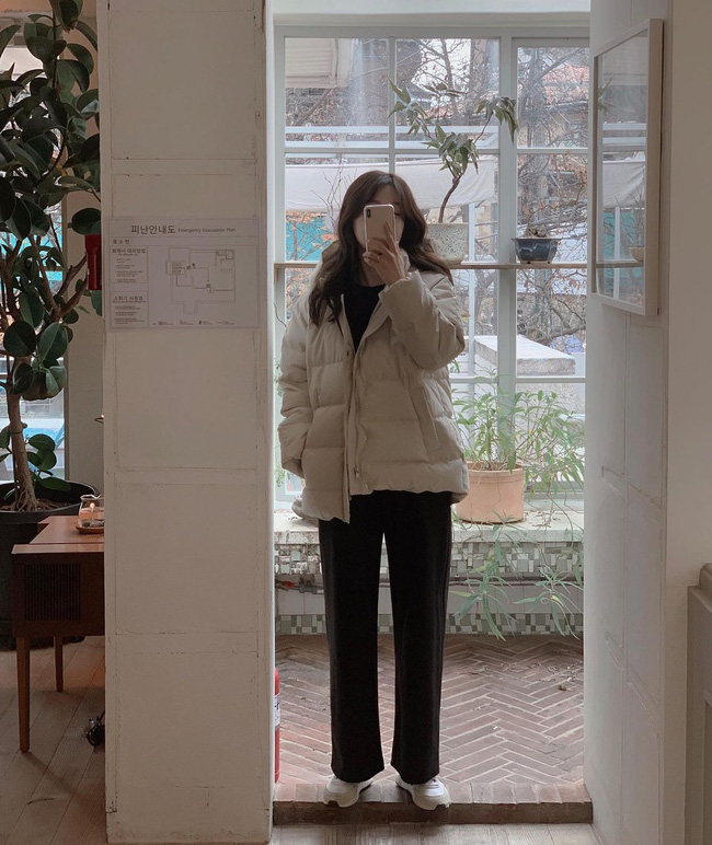 Quần ống đứng cũng rất hợp với những chiếc áo phao dáng ngắn, gọn gàng; bộ đôi này đảm bảo vóc dáng cao ráo, độ thanh lịch và cả sự trẻ trung. Việc kết lại set đồ bằng một đôi sneaker trắng cũng là một ý tưởng rất hay nhưng boots thấp cổ, loafer mix với tất cao cổ cũng là gợi ý không tồi.