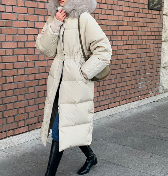 Áo phao dáng dài có chi tiết nhấn eo nhẹ sẽ giúp bạn xua tan nỗi lo bị dìm dáng. Muốn tạo hiệu ứng cao ráo, chân dài hơn thì bạn hãy để mở phần khuy từ hông trở xuống, cặp chân sẽ được hé lộ và tổng thể vóc dáng trông sẽ thoáng mắt, không bị tù túng.