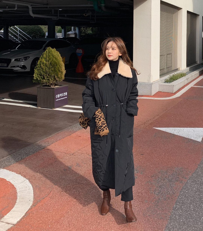 Bộ đồ với gam màu đen làm chủ đạo này thực sự thanh lịch, sang trọng. Tổng thể trang phục hoàn toàn không bị tối và 