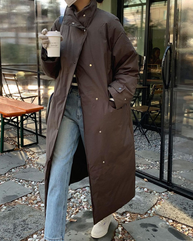 Rất nhiều quý cô sành điệu áp dụng tuyệt chiêu mở khuy áo phao từ hông trở xuống để vừa tạo hiệu ứng hack dáng, vừa khoe được chiếc quần dài sành điệu.