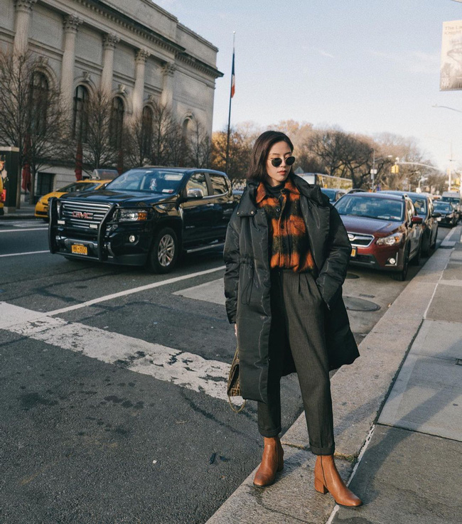 Quý cô này đã chứng minh áo phao cũng có thể làm nên những set đồ sang trọng, xịn mịn. 