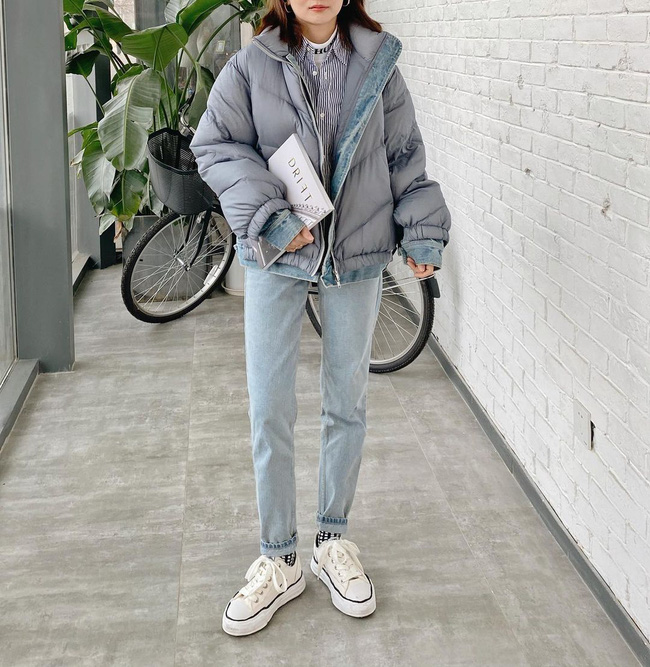 Muốn trẻ trung level max nhưng vẫn ghi điểm thanh lịch, bạn nên học ngay quý cô này, mix áo phao dáng ngắn với quần jeans + giày sneaker trắng, layer bên trong bộ đôi áo cổ lọ + sơ mi đủ ấm mà cực trendy.