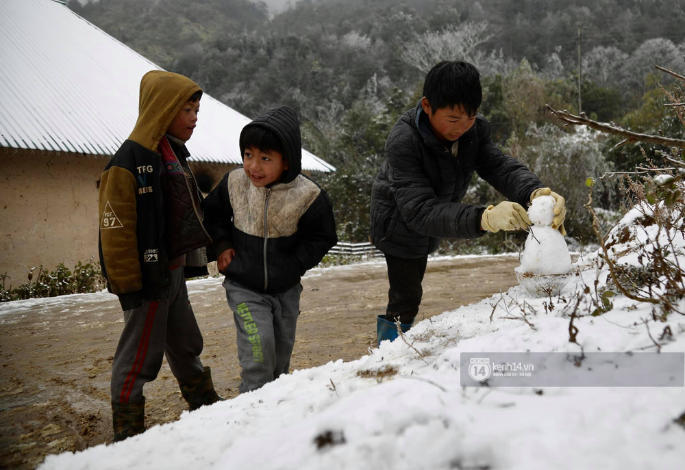 Những đứa trẻ háo hức nặn người tuyết (Ảnh: Phương Thảo)