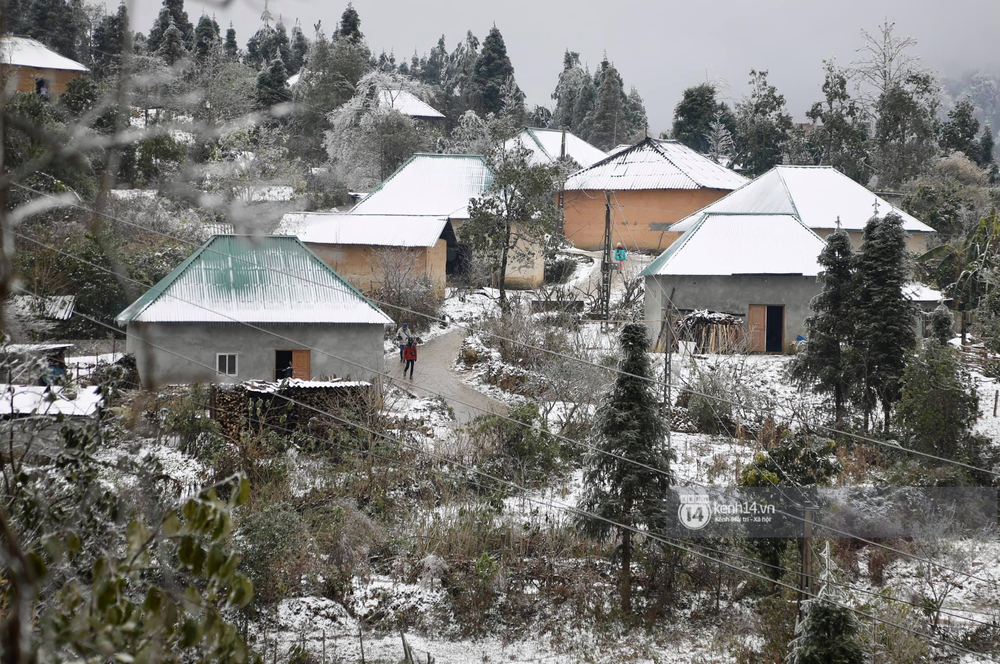 Trong những ngày này, miền Bắc đang chìm trong đợt rét đậm rét hại với nền nhiệt dưới 10 độ C, thậm chí có nơi xuống âm độ C. Sau nhiều ngày nền nhiệt giảm sâu, Y Tý (Bát Xát, Lào Cai) ngày hôm nay đã chìm trong băng giá, mưa tuyết (Ảnh: Phương Thảo)