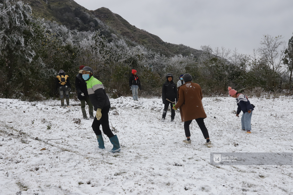 Một số người dân thích thú khi thấy tuyết rơi (Ảnh: Tuyết Nguyễn)