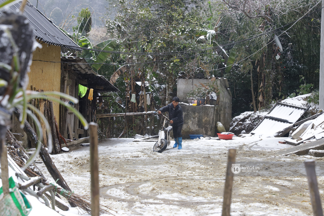 Tuyết rơi khiến sinh hoạt của người dân gặp nhiều khó khăn (Ảnh: Tuyết Nguyễn)