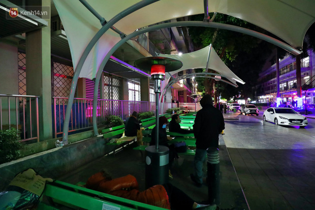 Cây sưởi gas công nghiệp được Bệnh viện Bạch Mai lắp đặt phục vụ người dân trong thời điểm giá lạnh như hiện nay