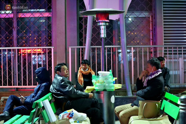 Mỗi khi thời tiết lạnh buốt, nhiều người dân trông người bệnh tại đây lại đến dưới cây sưởi để ăn uống