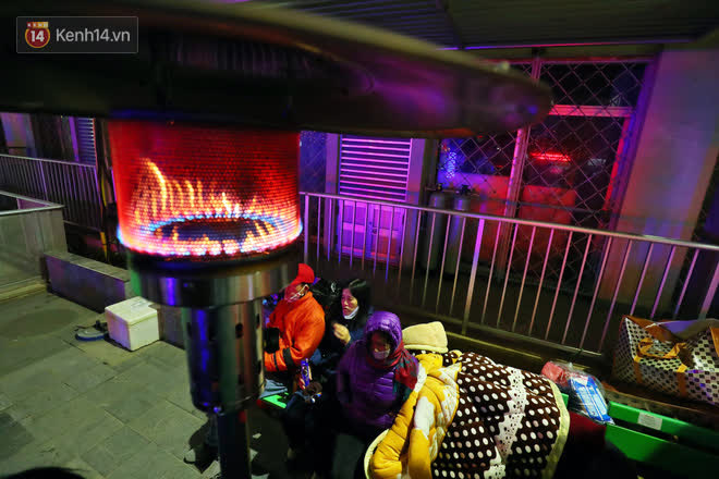 Đêm đến càng có nhiều người đến dưới cây sưởi để nghỉ ngơi, trò chuyện