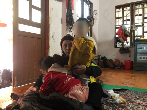 2 cháu bé hiện được người nhà bà Bích chăm sóc