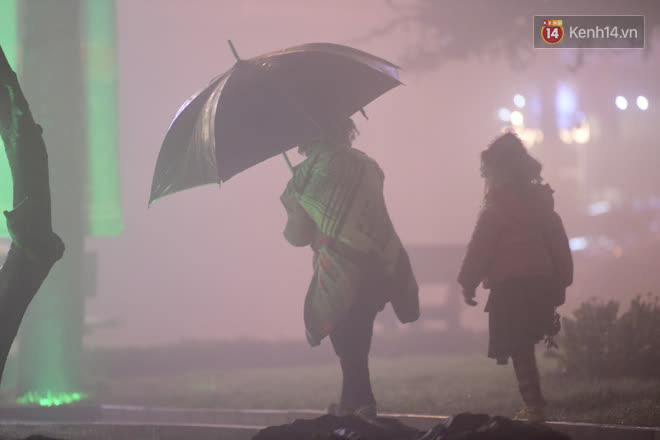 Những bóng dáng nhỏ nhắn, lầm lũi bước đi giữa đêm rét căm ở thị trấn Sa Pa