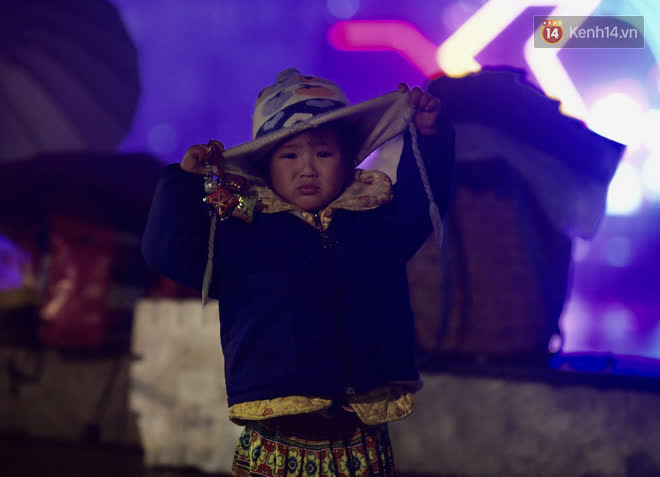 Những khuôn mặt mệt mỏi giữa đêm khuya