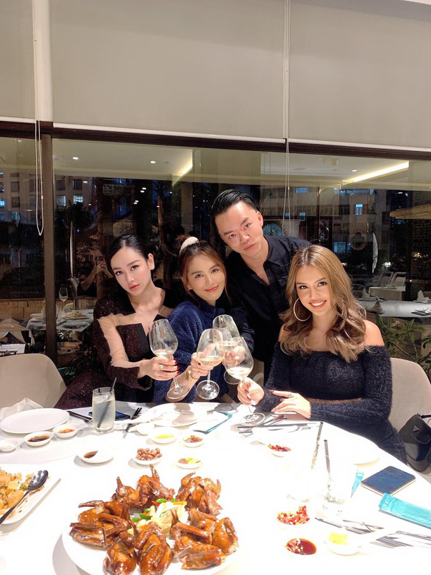 Ngọc Trinh thường xuyên tụ họp các hội bạn ăn uống 