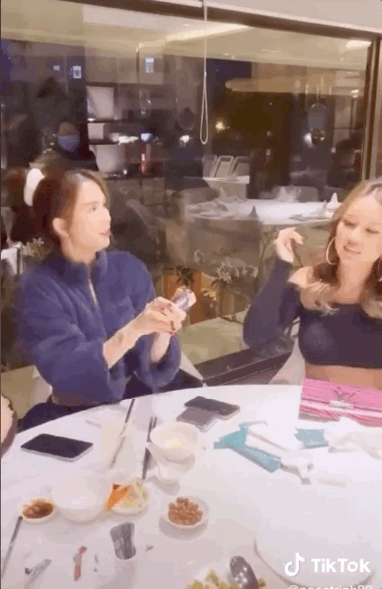 Ngọc Trinh đích thị là người vui vẻ và thích thú nhất hội bạn