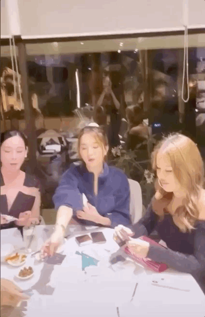 Hội bạn hào hứng góp thẻ để đu trend trả tiền ngẫu nhiên