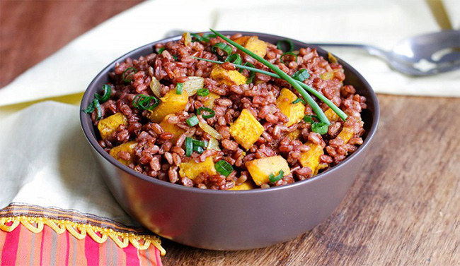 Cơm gạo lứt vừa ngon vừa bổ nhưng ít người thích do có màu nâu không đẹp mắt.