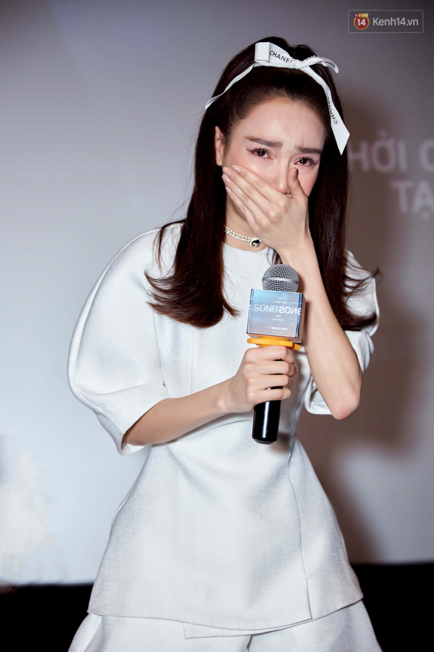 Nhã Phương không giữ được bình tĩnh, rơi nước mắt khi đến trễ