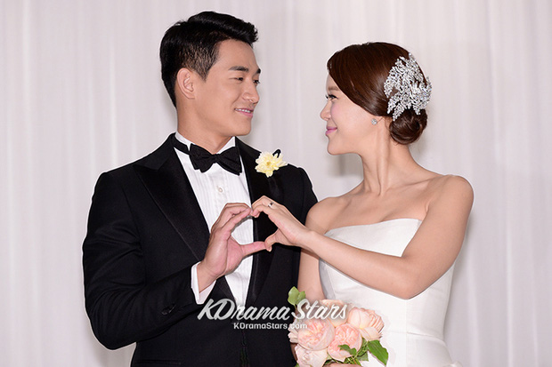 Baek Ji Young lên xe hoa cùng ông xã kém 9 tuổi, tuy nhiên sau đó chồng cô đã bị bắt vì dùng ma túy