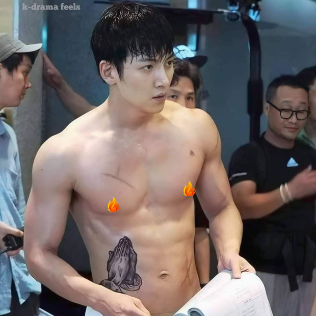 Body săn chắc của mỹ nam họ Ji khiến dân tình không thể rời mắt