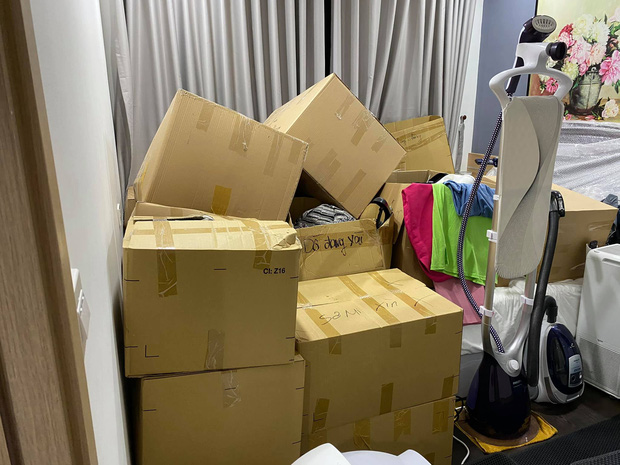 Hari Won đăng ảnh 1 góc lộn xộn các thùng hàng bên trong căn hộ đang thuê để sinh sống với Trấn Thành
