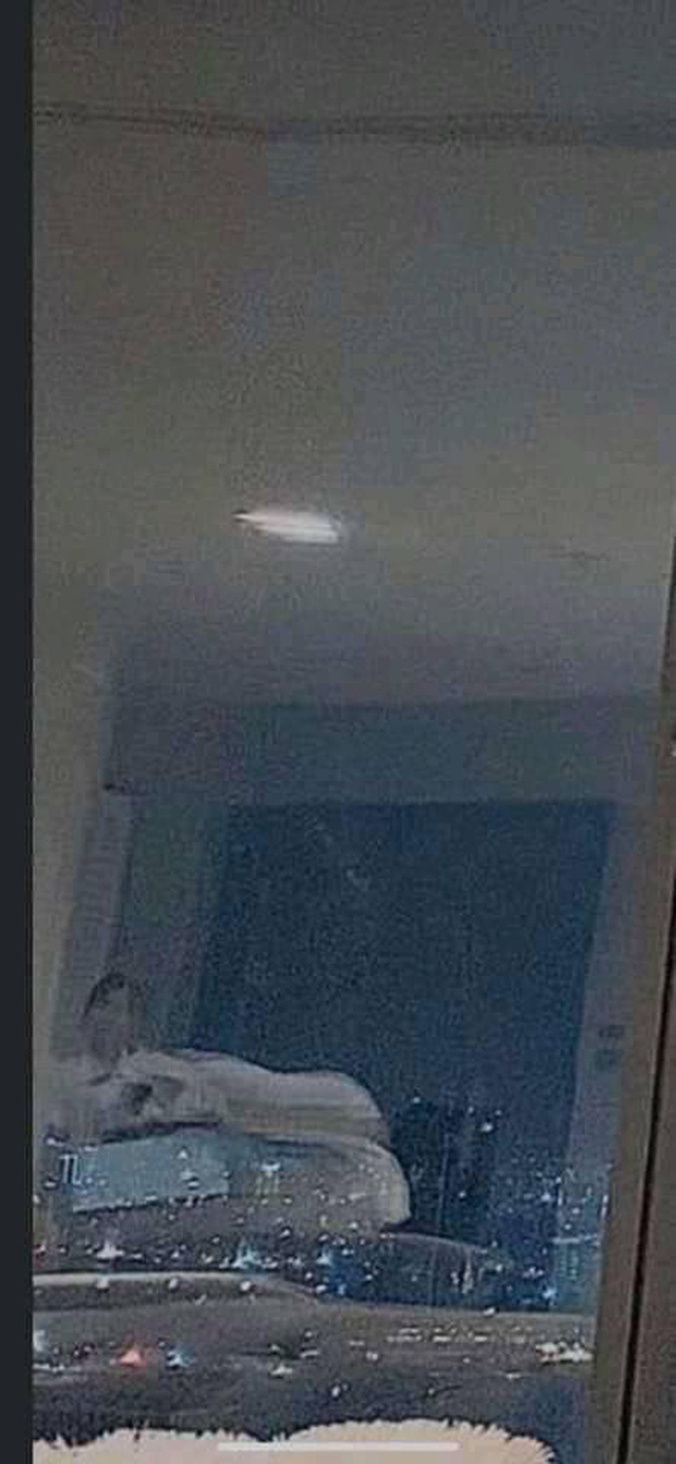 Thế nhưng, netizen lại soi ra hình ảnh của một người phụ nữ ở trong gương. Dù vậy, rất có thể đây chỉ là trợ lý của nam ca sĩ