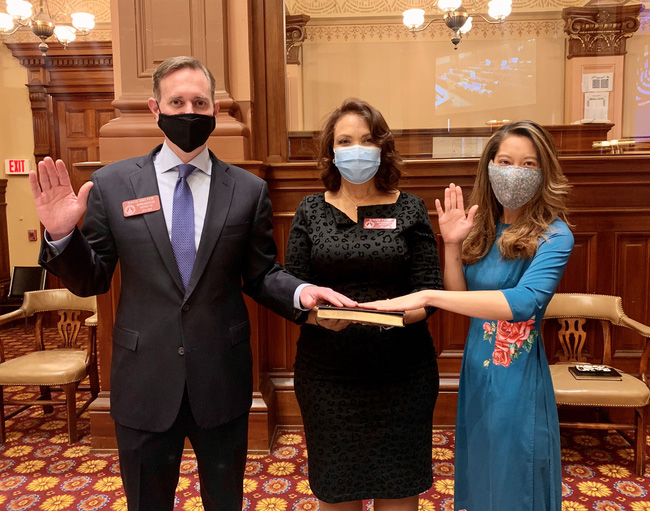 Bà Bee Nguyen mặc áo dài trong lễ nhậm chức.