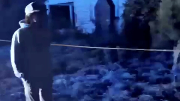 Những đứa trẻ thách thức nhau bước vào căn nhà bỏ hoang