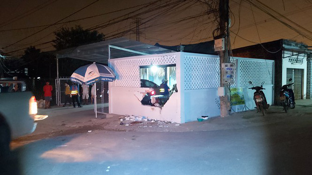 Vách tường hàng rào của hộ dân bị đổ sập (Ảnh: Châu Thành)