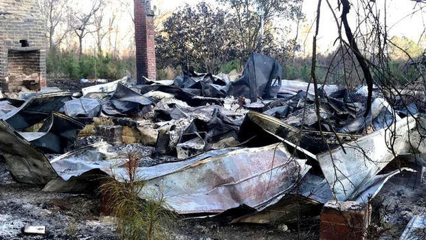 Chưa đầy 48 giờ sau khi thi thể được phát hiện, ngôi nhà bỏ hoang đã bị thiêu rụi mà không rõ thủ phạm.