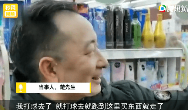 Anh Sở vui mừng nhận lại túi tiền bị bỏ quên