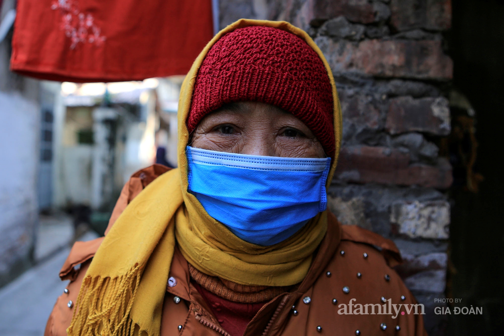 Bà Dương Thị Hoài (66 tuổi, quê Nam Định), một trong số hàng trăm người chung hoàn cảnh sinh sống tại xóm chạy thận và bà coi nơi đây như ngôi nhà thứ hai bất đắc dĩ của mình.