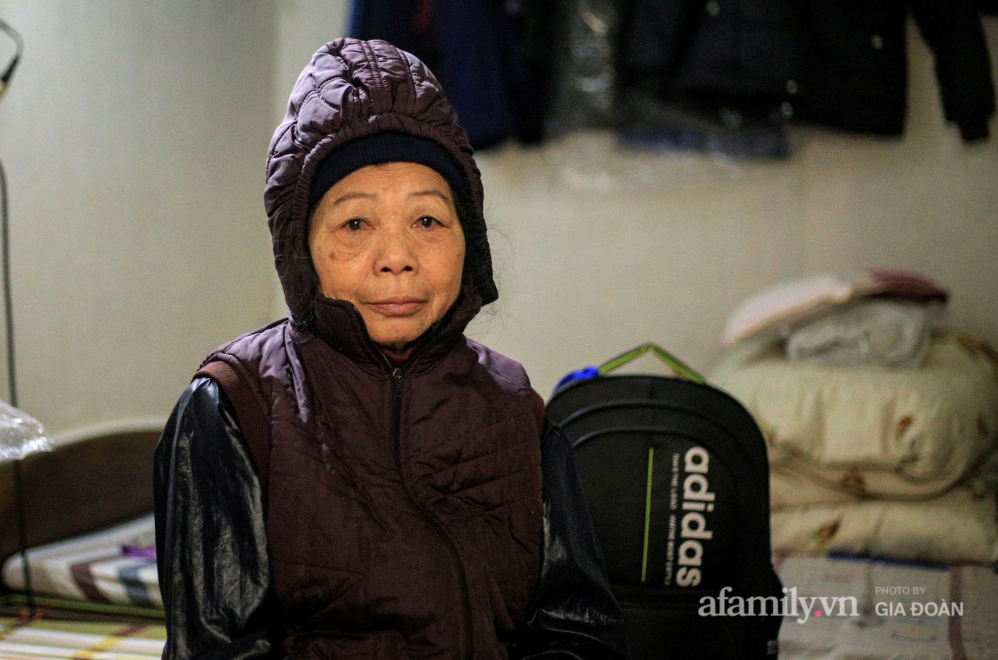 Mấy ngày rét đậm, ngoài thời gian phải đi tới viện chạy thận, bà Sự chỉ quanh quẩn trong nhà.