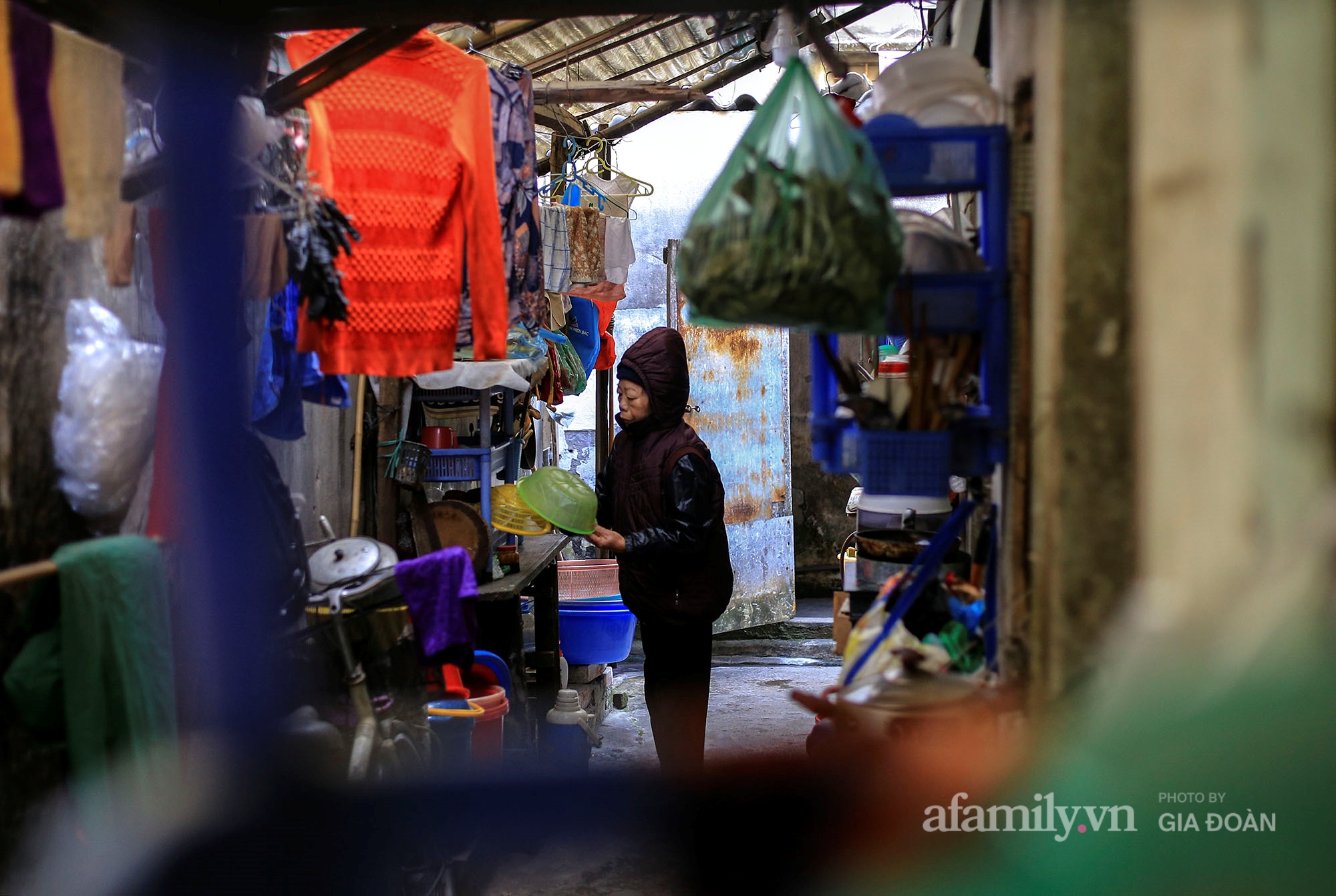 Bà Nguyễn Thi Sự (70 tuổi, xã Hoàng Vân, huyện Hiệp Hoà, Bắc Giang) đang tranh thủ ăn uống, vệ sinh cá nhân trước khi tới bệnh viện để chạy thận.