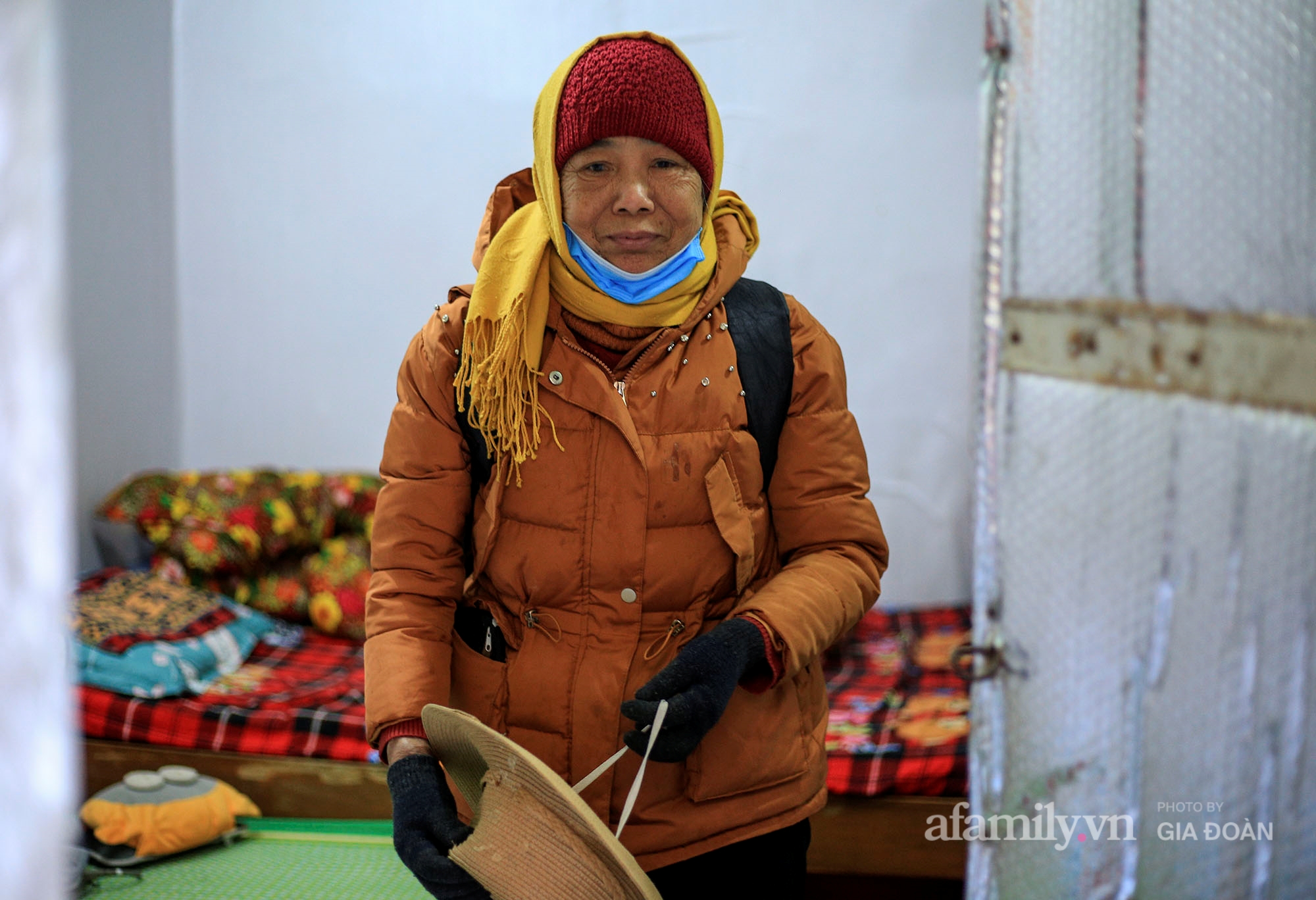 Người phụ nữ 60 tuổi đời thì 12 năm phải chống trọi lại với căn bệnh suy thận. Không chỉ riêng bà Hoài mà những con người ở đây họ đều mong được quây quần bên gia đình.