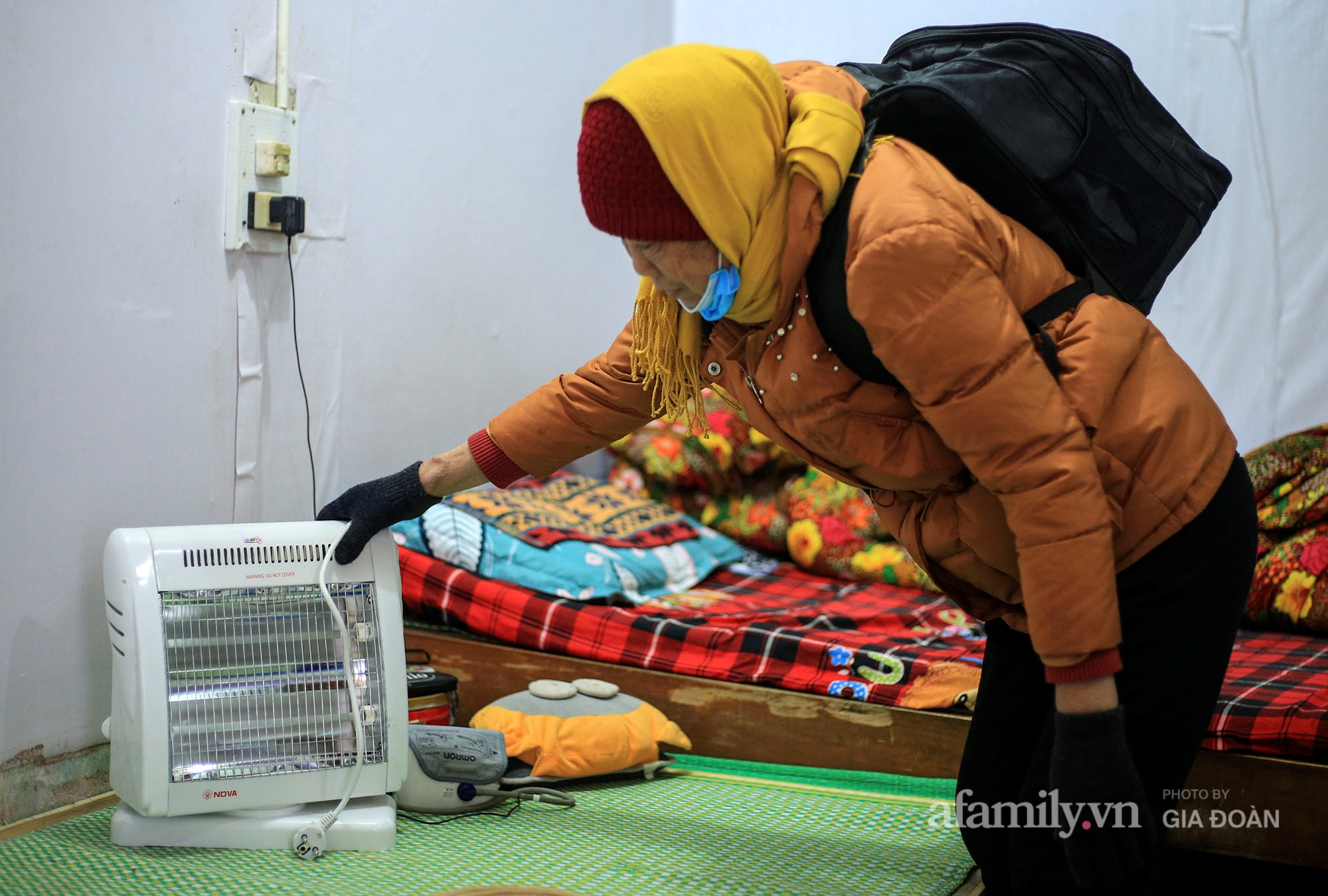 Bà Hoài khoe được con gái mua cho chiếc quạt sưởi tuy nhiên bà không dám sử dụng vì lo tốn kém. 