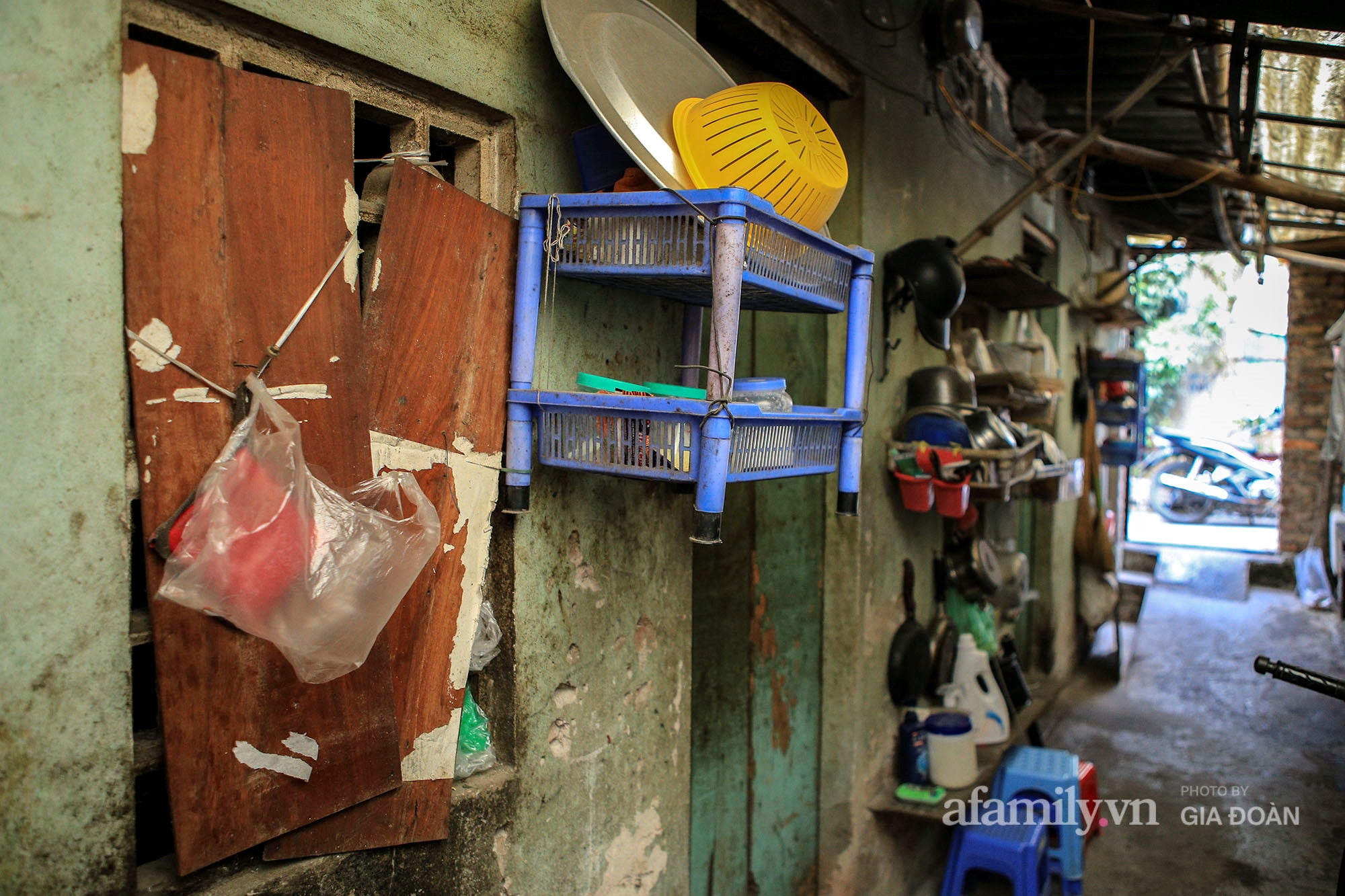 Mùa rét, những người sống tại đây dùng những miếng gỗ mỏng, miếng xốp bịt những chỗ hở trên cửa cho đỡ lạnh.