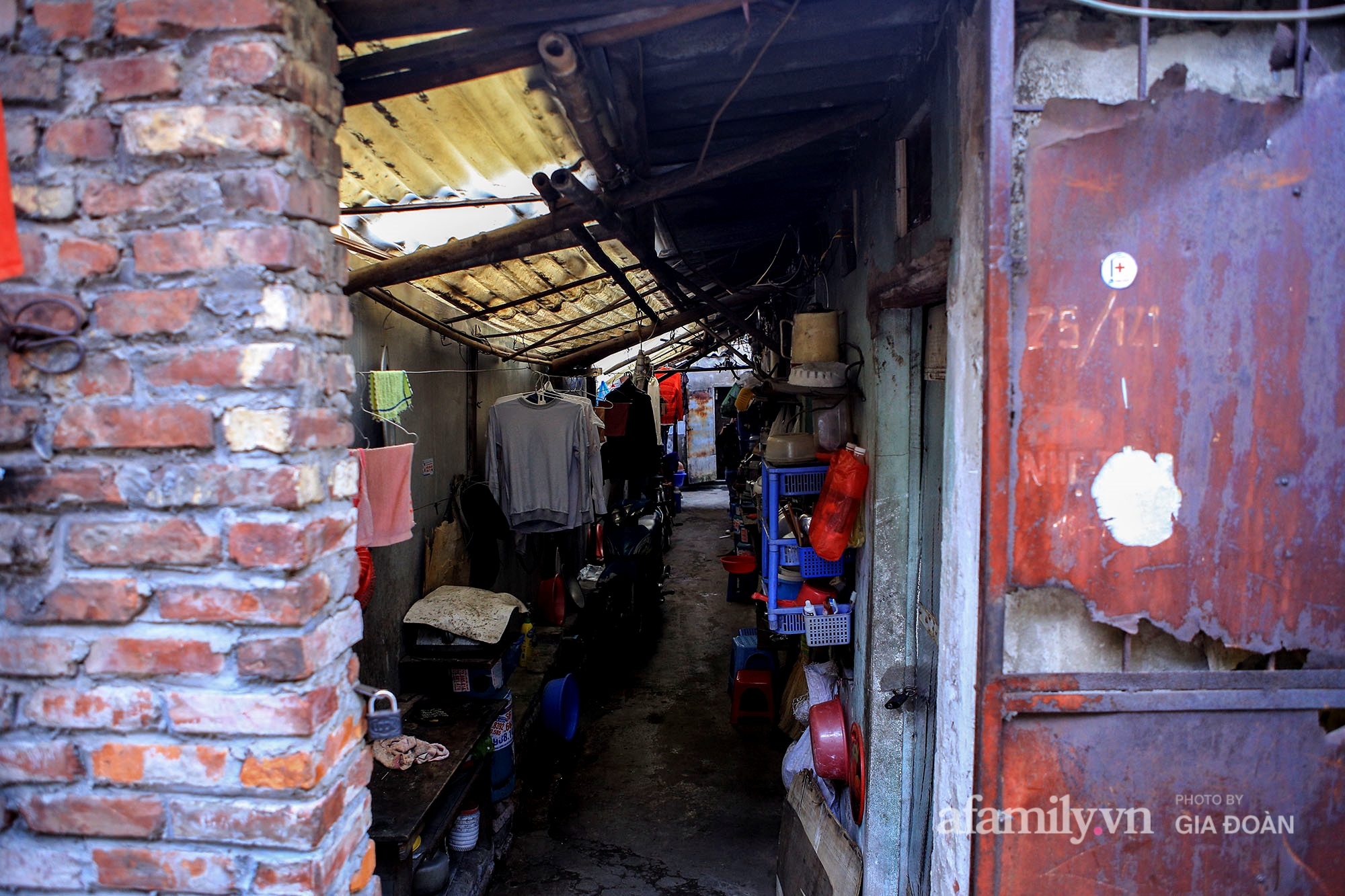 Dãy trọ nơi bà Hoài và nhiều người cùng chung cảnh ngộ sinh sống.