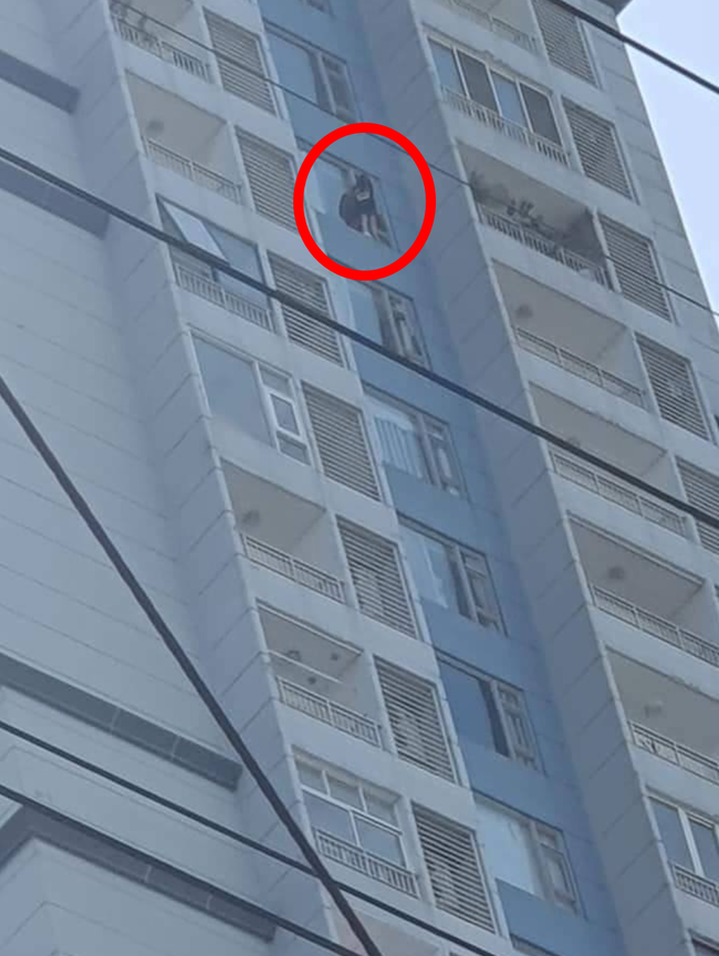 Cô gái trèo ra lan can có ý định nhảy xuống. (Ảnh: NDCC)